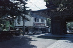 仁王門横の昭和な土産店