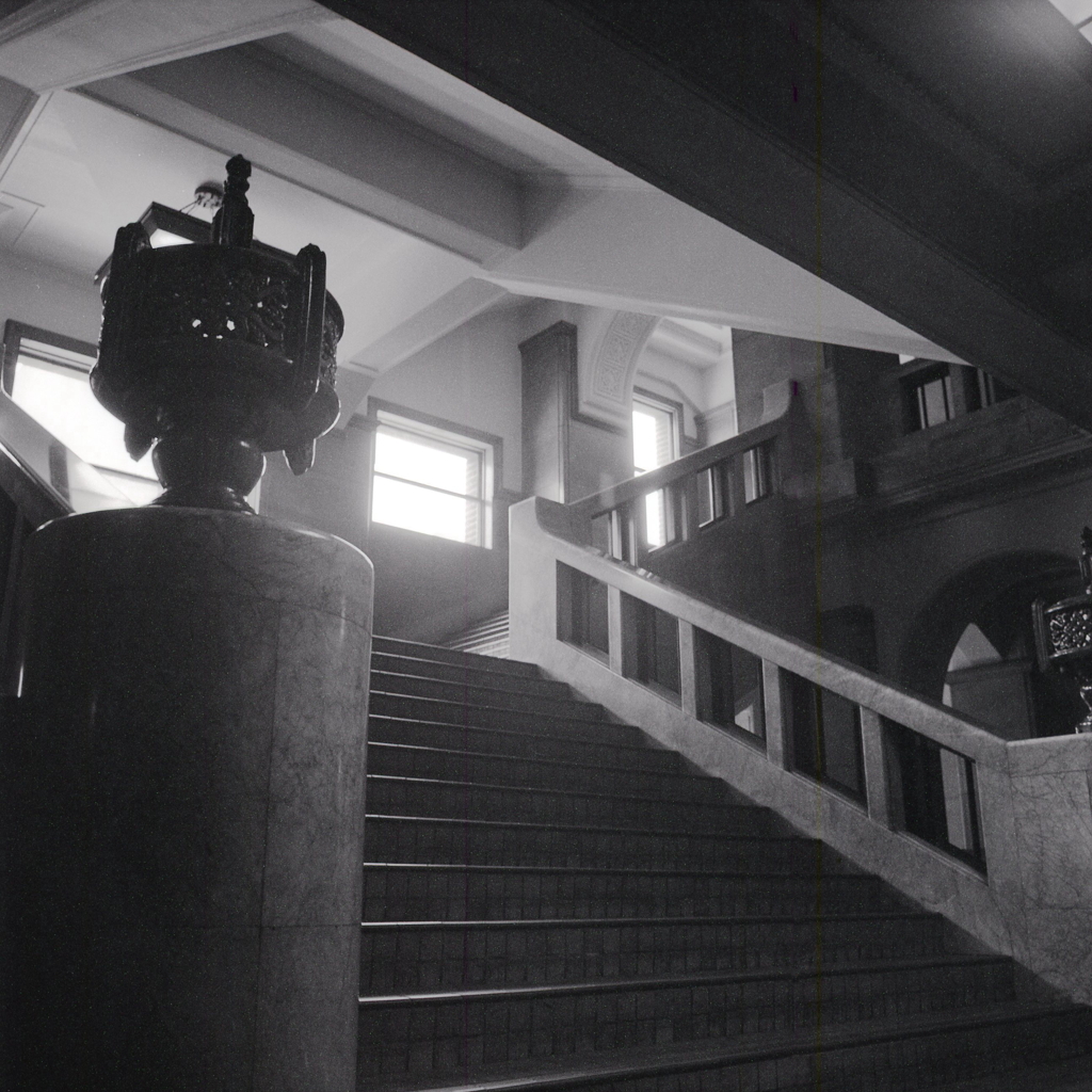 三階から二階への正面階段