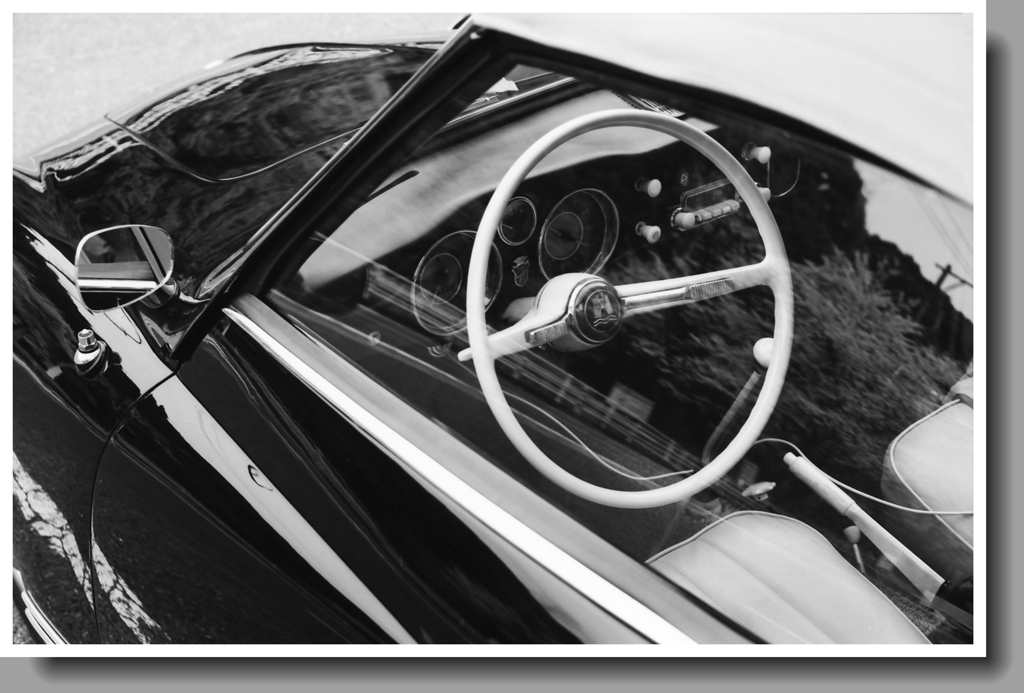 モノトーンな白いハンドル