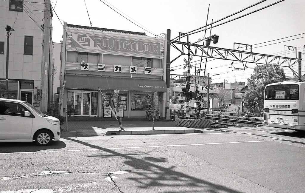 JR踏切のカメラ店