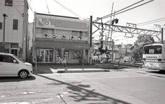 JR踏切のカメラ店