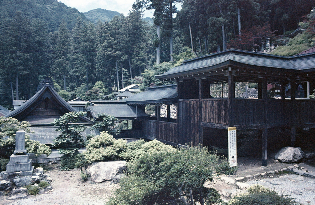 本殿から山間の華厳寺風景
