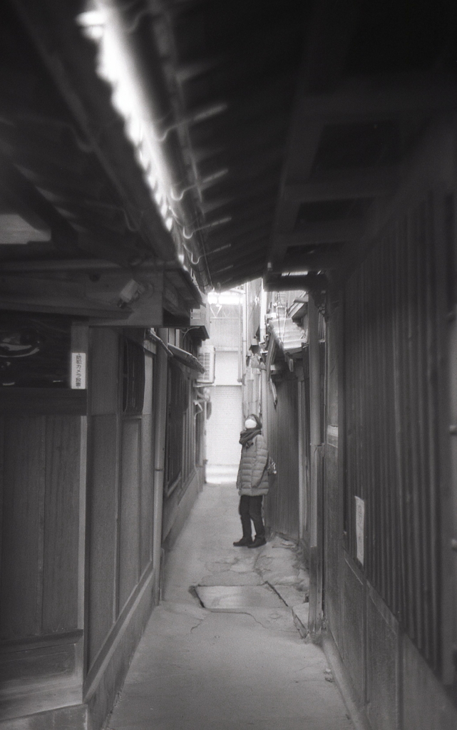 細路地の玄関先