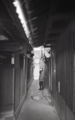 細路地の玄関先