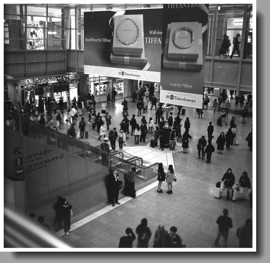 待ち人、行きかう人、師走の名駅