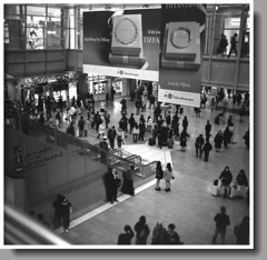 待ち人、行きかう人、師走の名駅