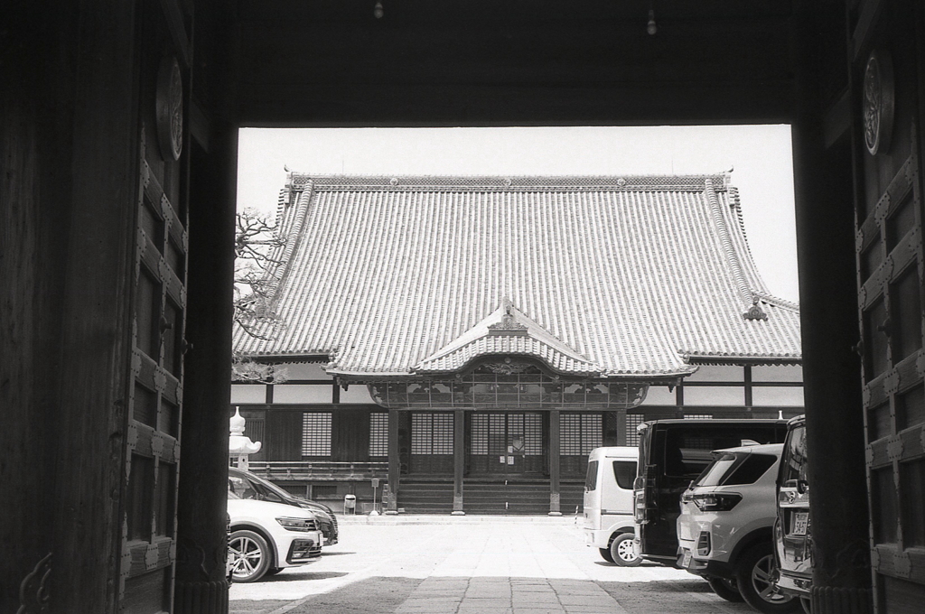 三門から建中寺本堂