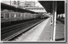 回送列車と跨線橋