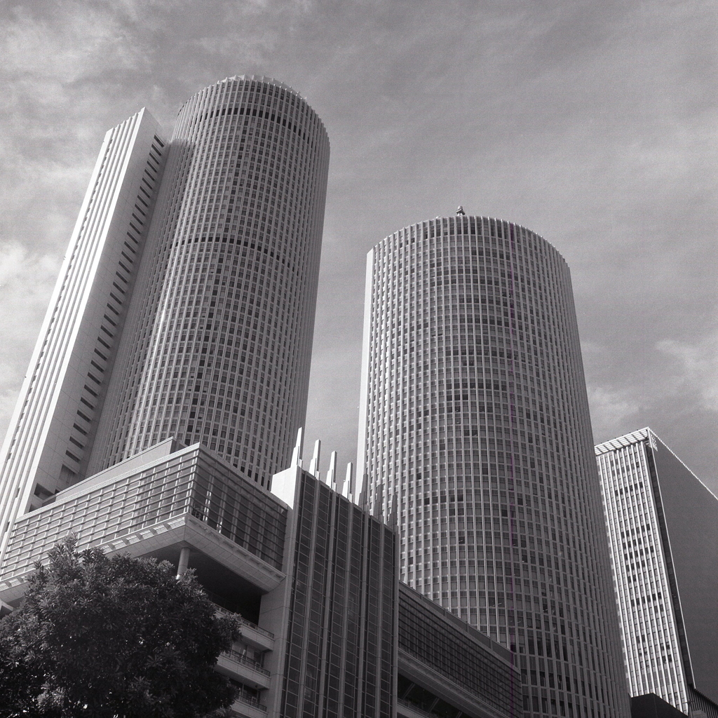 聳えるツインタワー