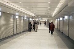 寂しげなシャッター地下街