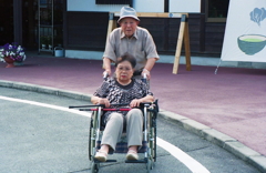 お袋の車椅子押す親父