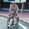 お袋の車椅子押す親父