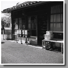 漁師町の素朴な駄菓子屋