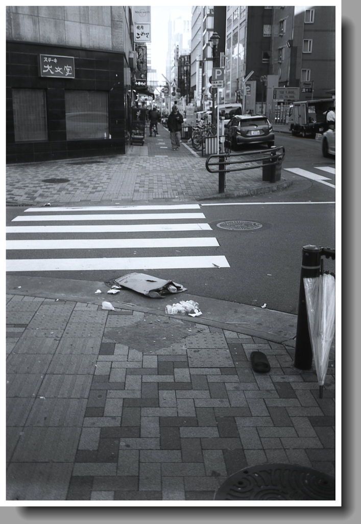 歩道のゴミ