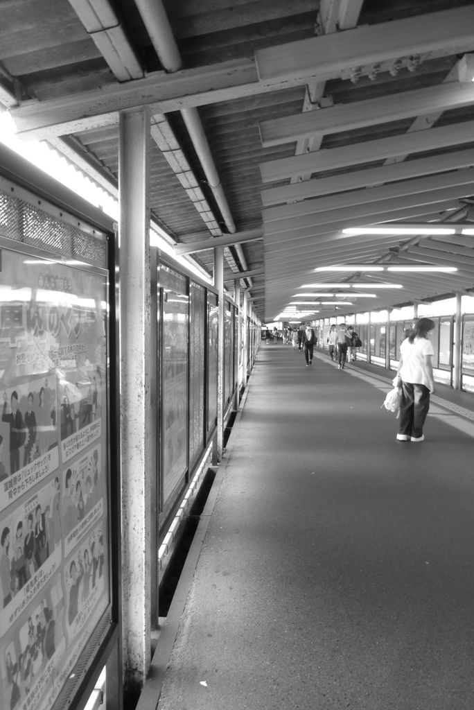 午後五時前の駅通路