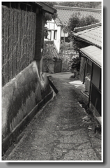 窯垣の細い下り道