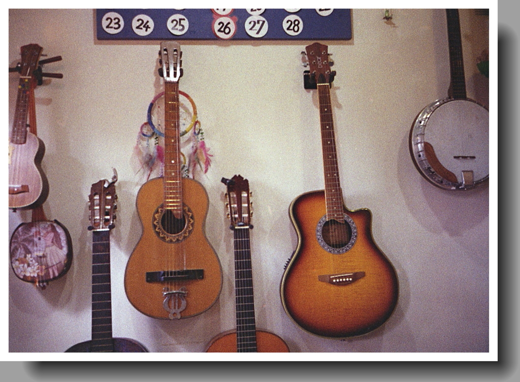 マスターは弾けないギターやバンジョー（笑