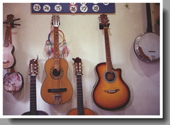 マスターは弾けないギターやバンジョー（笑