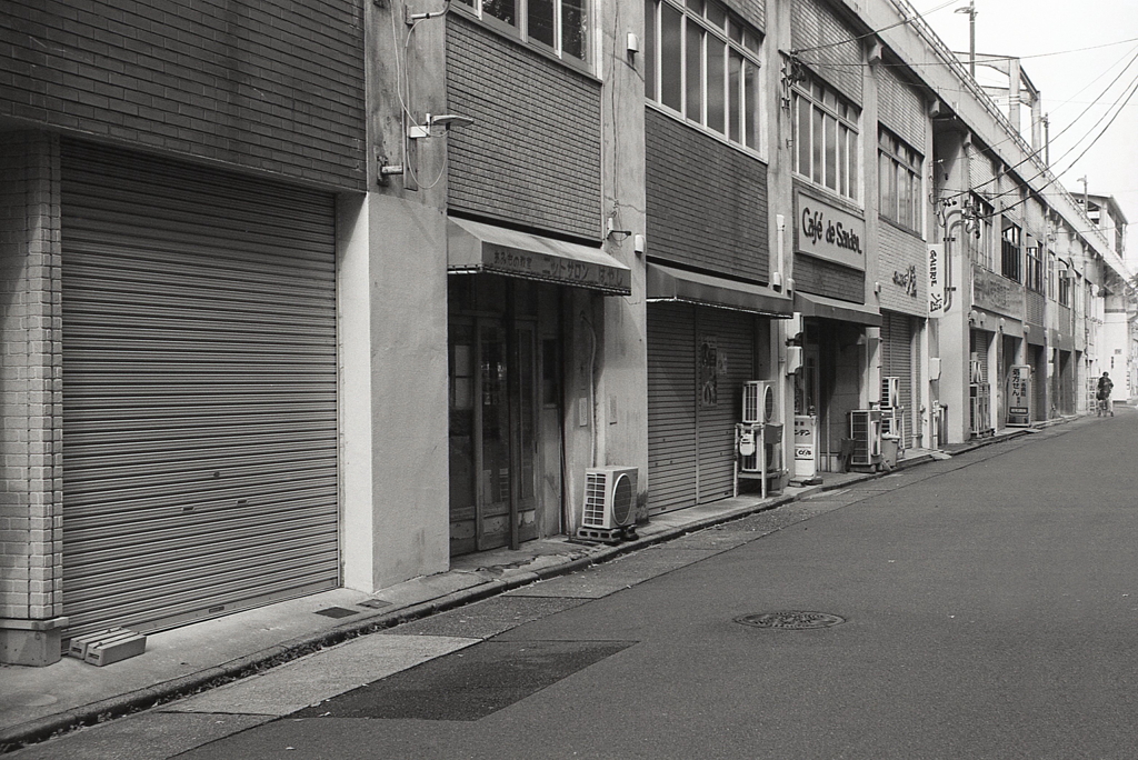 とても静かな高架下の店々