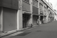 とても静かな高架下の店々