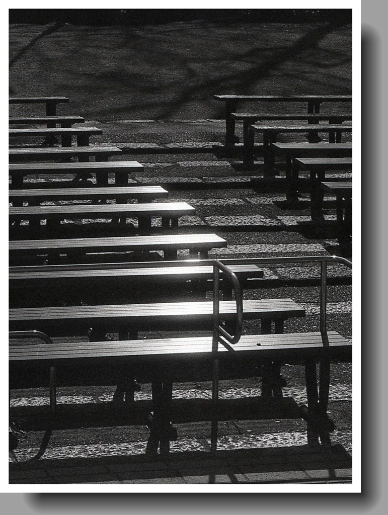 反射する長椅子