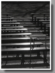 反射する長椅子