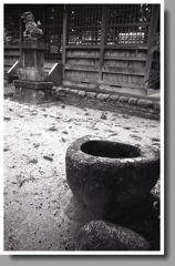 境内の石臼