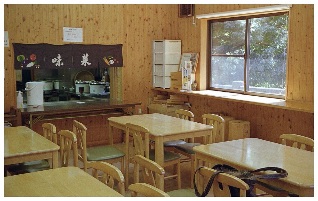 昼時ですが開店ガラガラ、でも綺麗な食堂です。