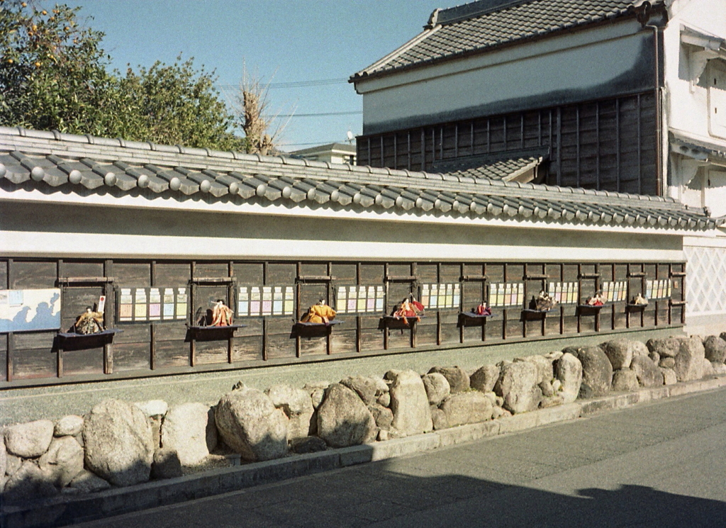 雛人形の瓦塀