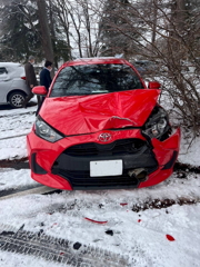 大破する娘のヤリス