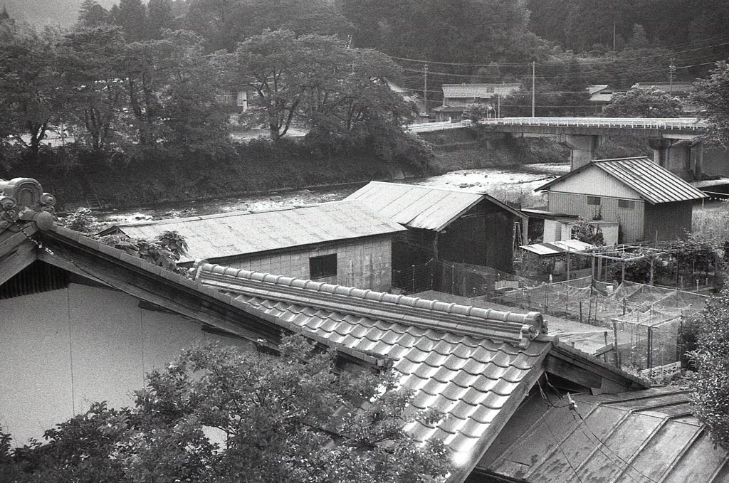 宿の窓から樽見の町風景