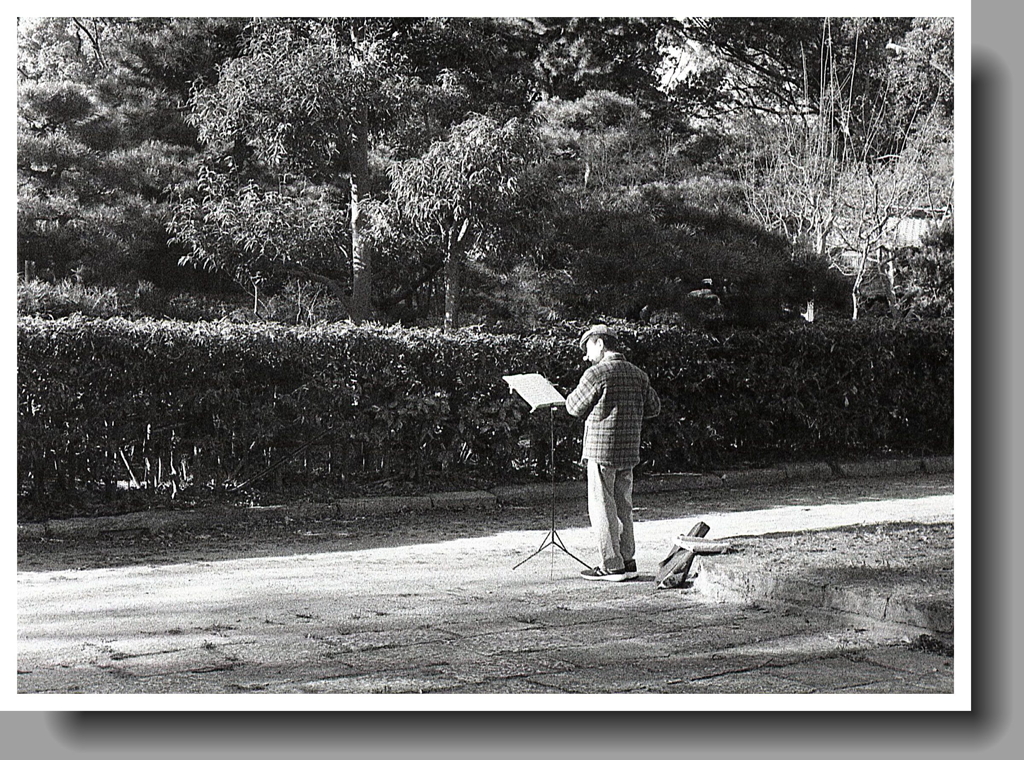 横笛を吹くハンチングマン