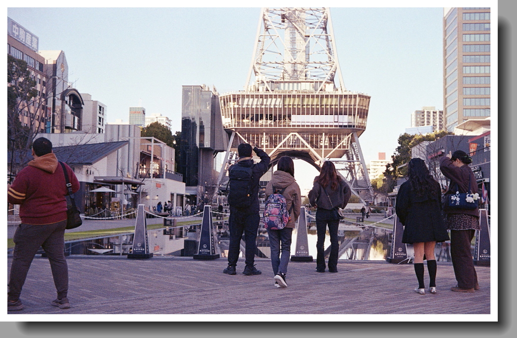 Ｃ国語が甲高く飛び交うテレビ塔前