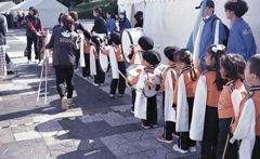 イベントに並ぶ園児