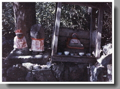 赤模様の前掛け地蔵