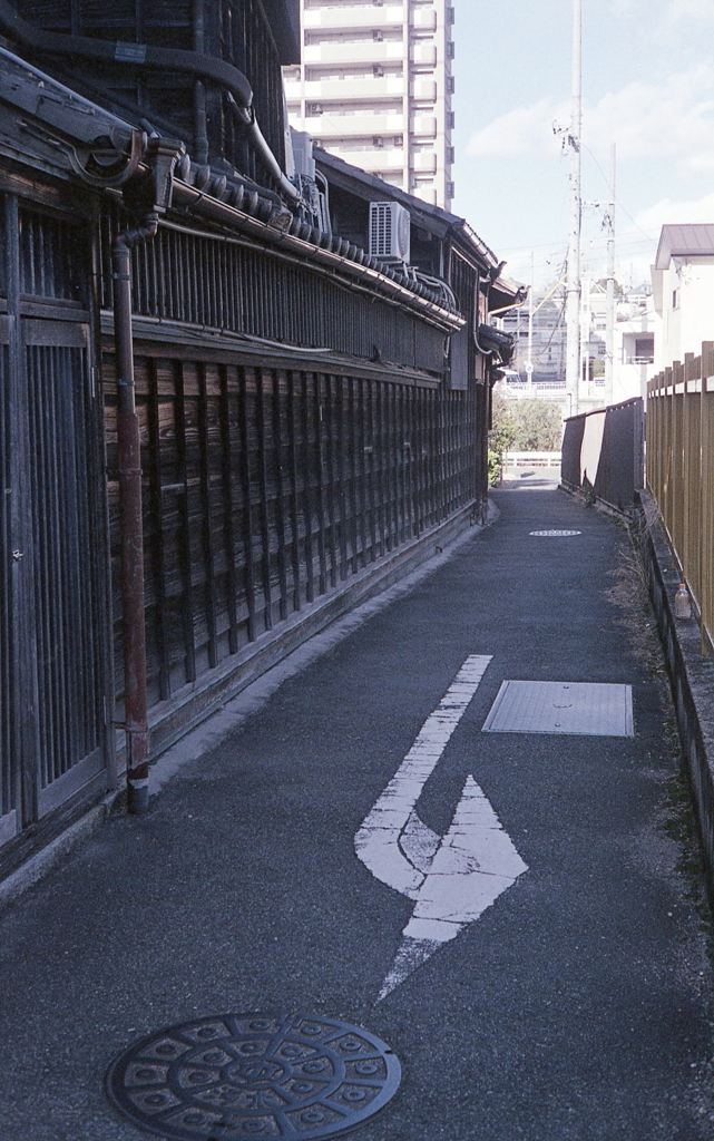 矢印のある路地風景