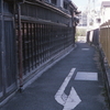 矢印のある路地風景