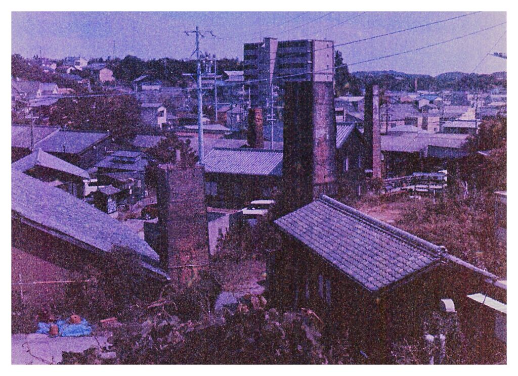 煉瓦煙突のある風景