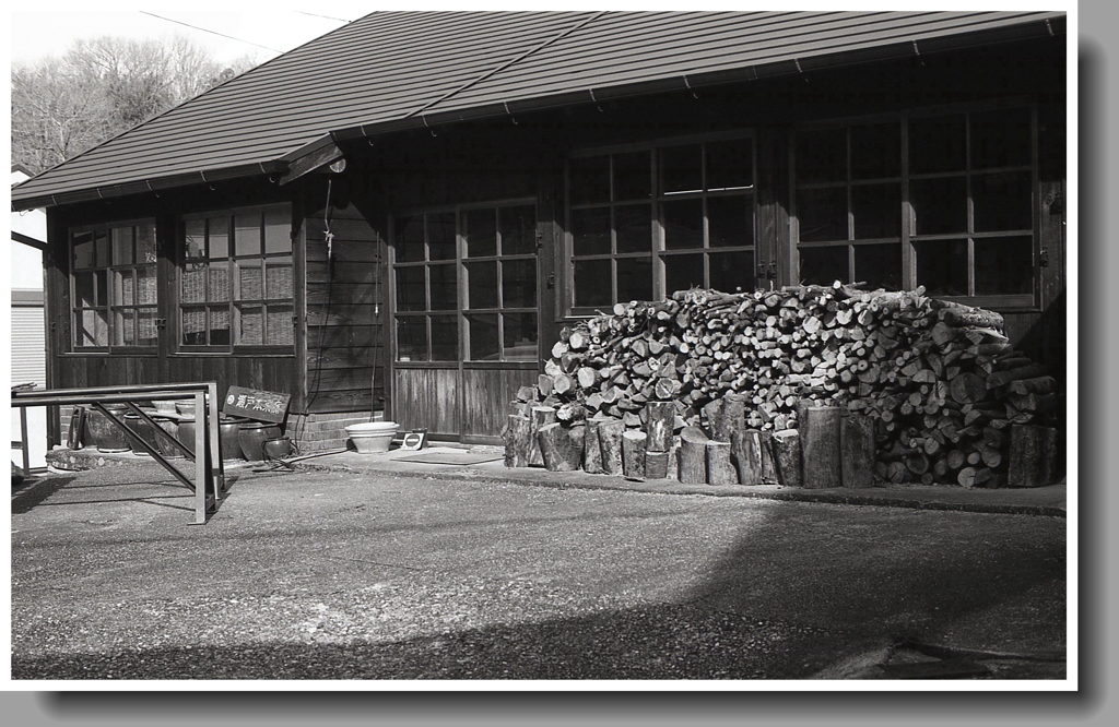 薪が積まれた登り窯元