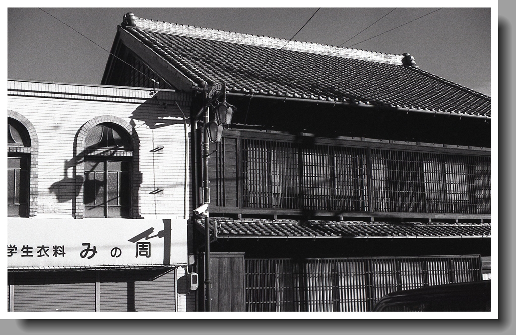 格子窓の切り妻家屋