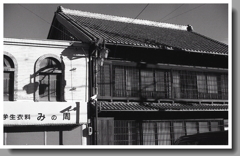 格子窓の切り妻家屋