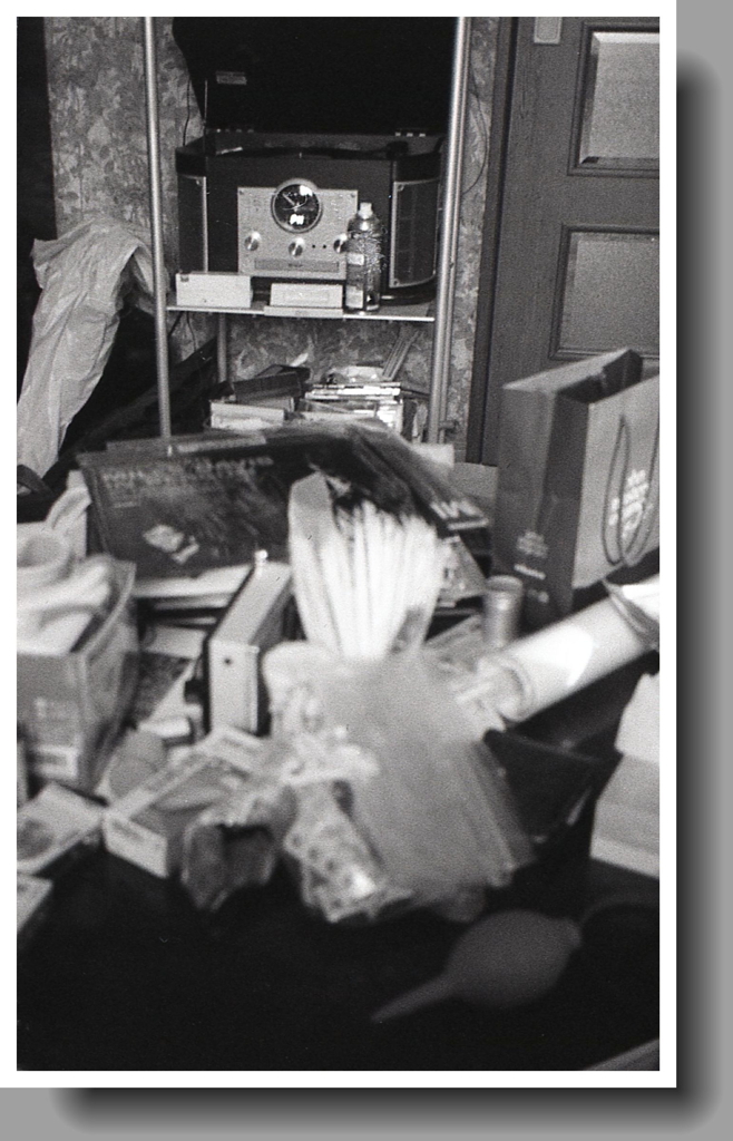 雑多な奥のレコードプレイヤー