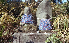 カラフルな前掛けのお地蔵様