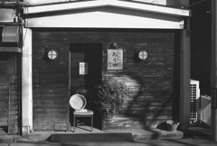 つい、暖簾をくぐりたくなる店構
