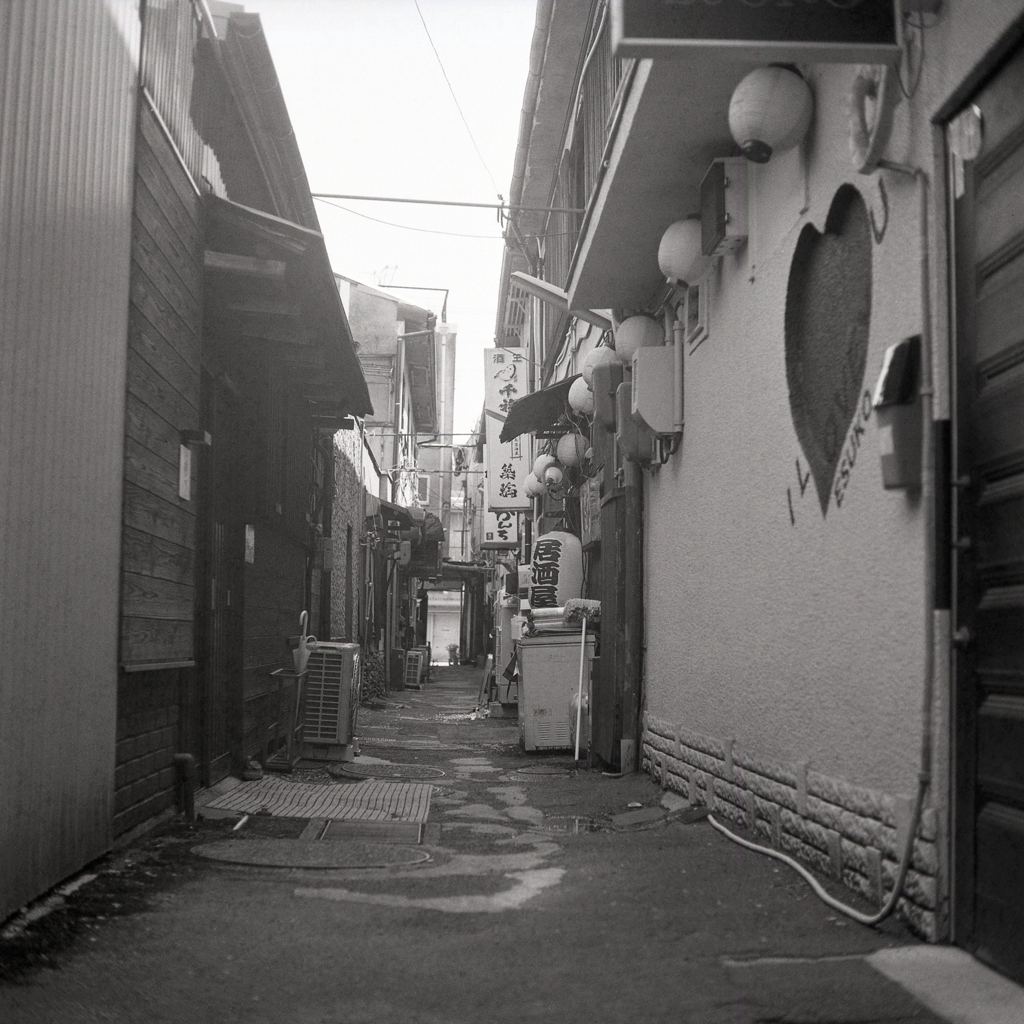 ハート窓の路地裏