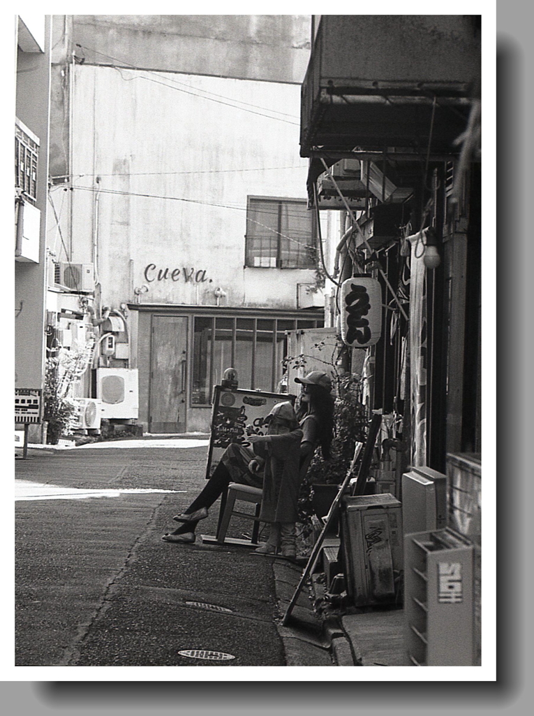 マネキンの座る路地