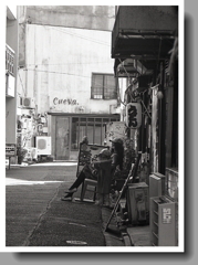 マネキンの座る路地