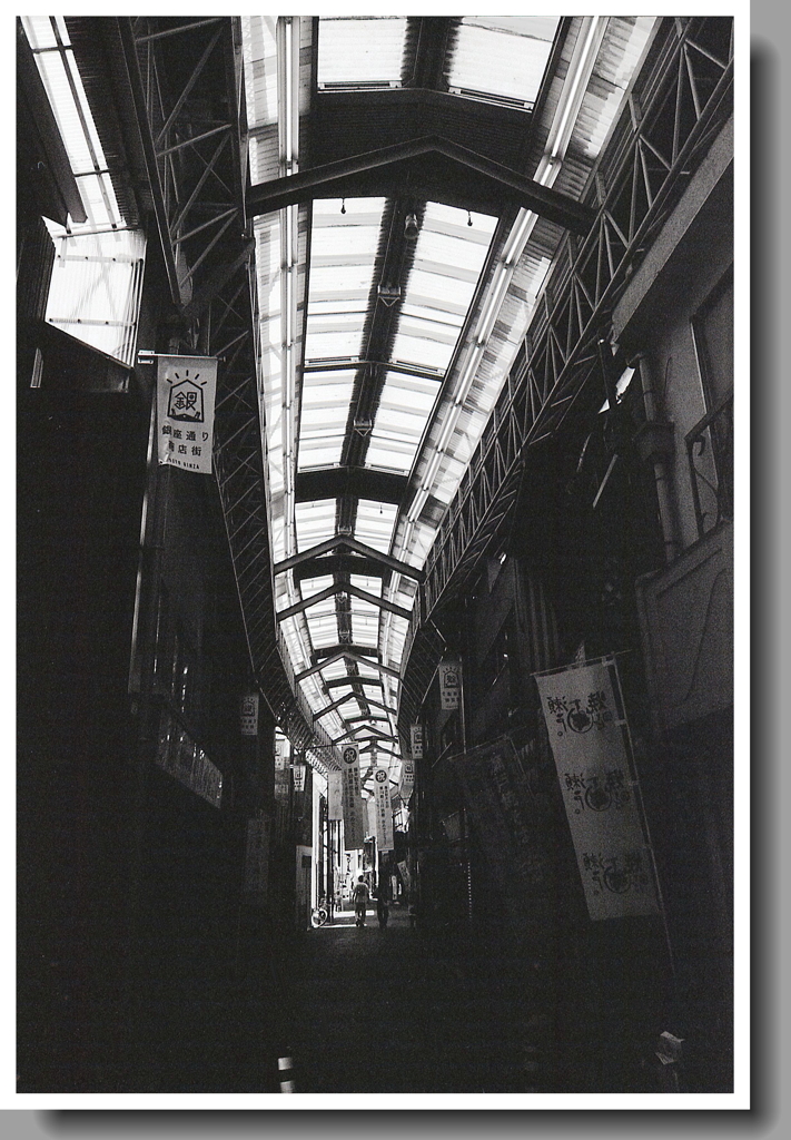 蛇行するアーケード