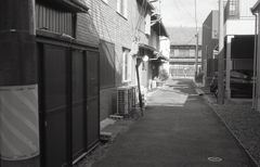 横路地突き当りの古瓦
