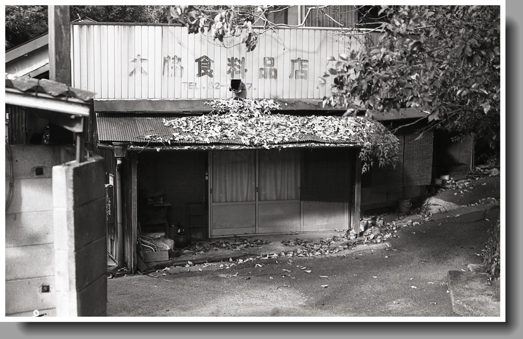 ひっそりと窯垣の片隅に店のあと